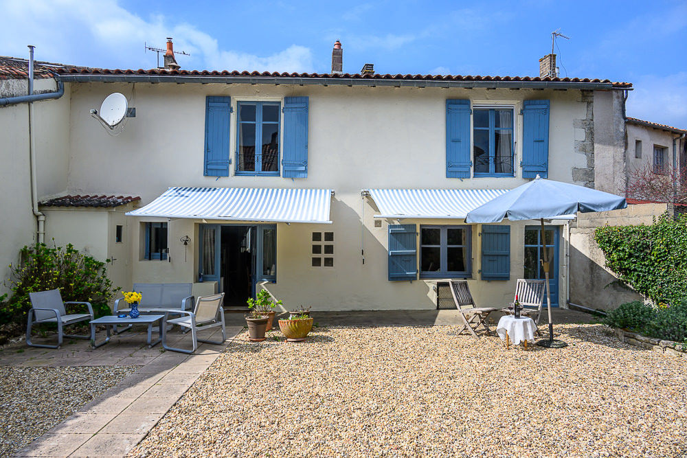 The sunny courtyard at Les Jonquilles